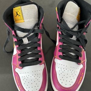 Size 10 laker Jordan’s. Worn but have life in them still.